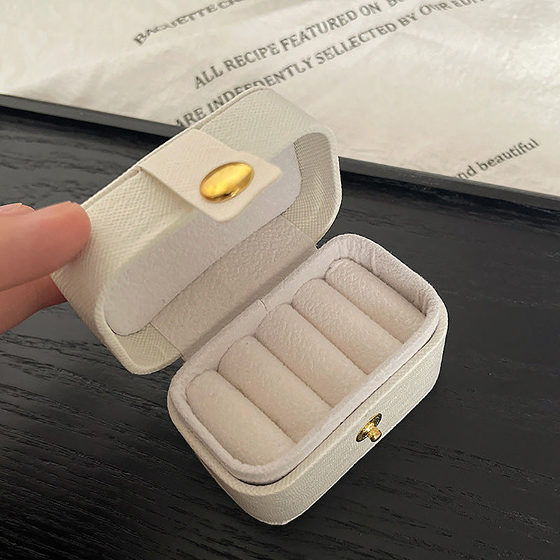 Liten elegant smyckesask i läder - Perfekt för ringar & örhängen